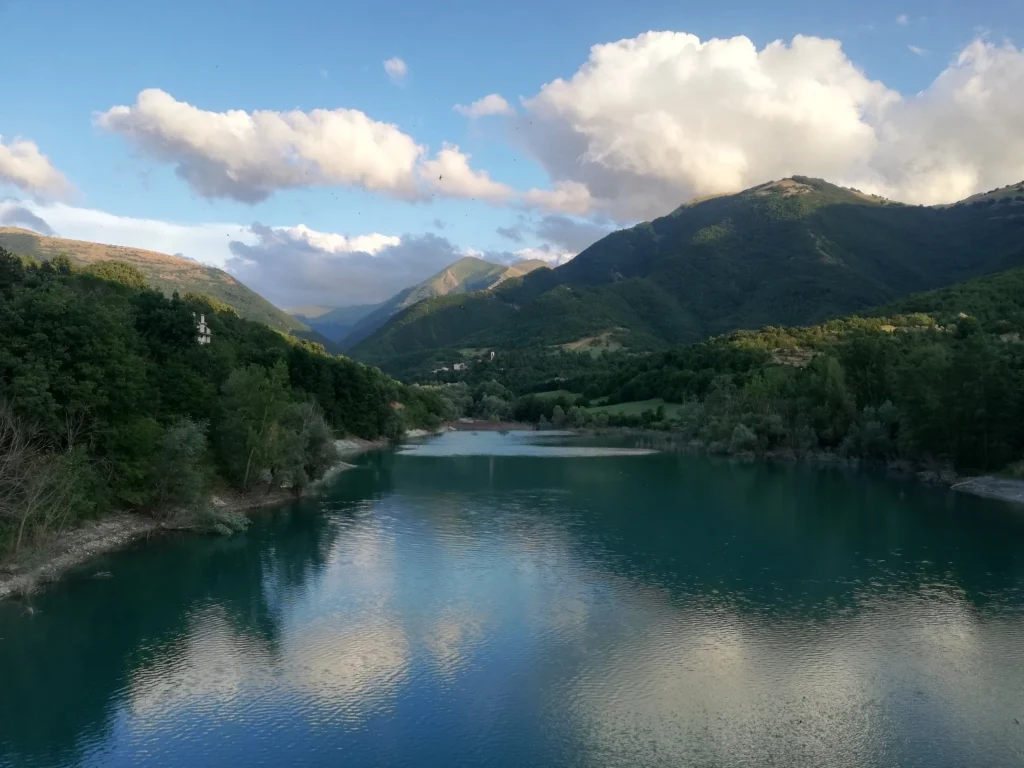 I Sibillini dal ponte sul lago di Fiastra