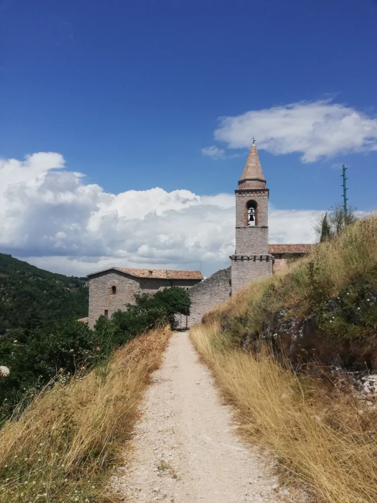 L’ingresso a Pievefavera e gli ultimi metri del mio cammino prima che confluisca nella Via Lauretana